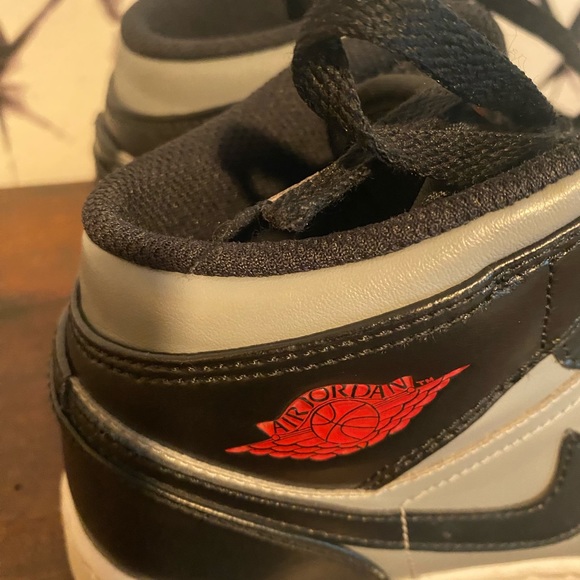 Jordan 1 Mid Basketball Shoe - Picture 5 of 12